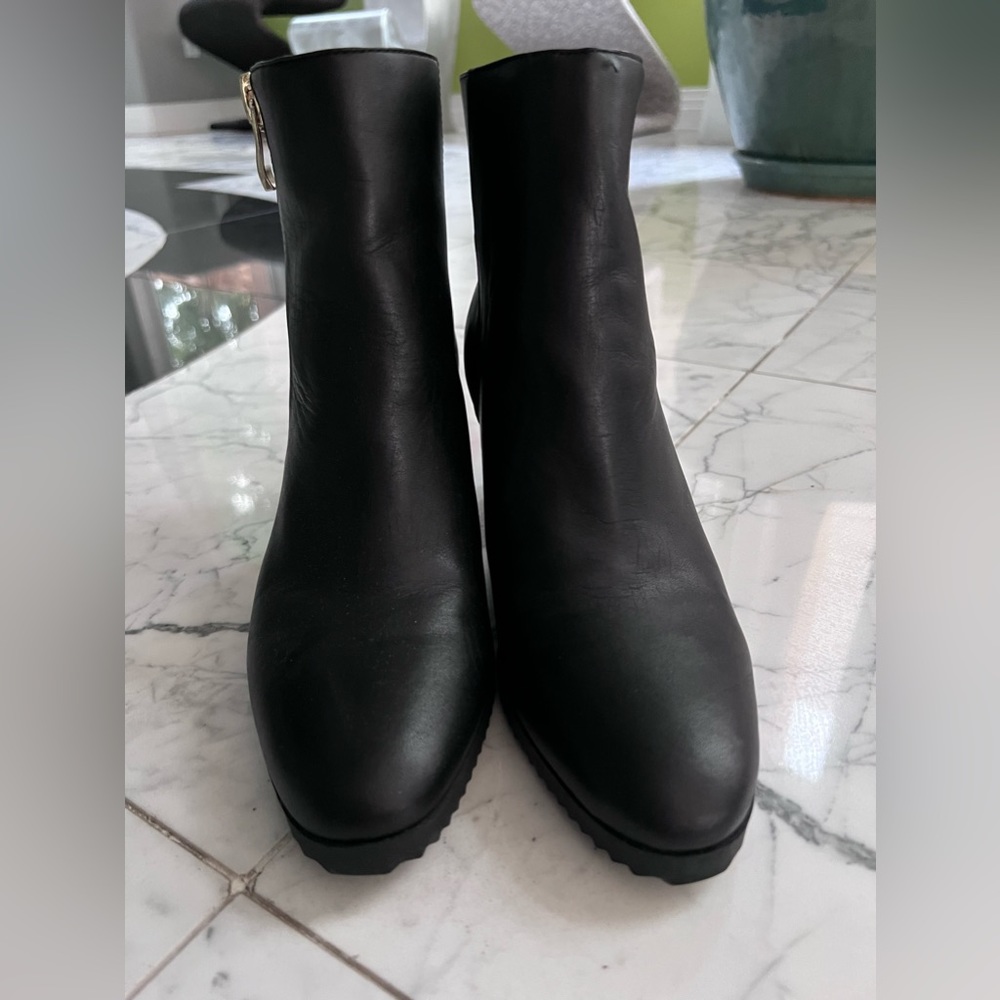 DKNY black ankle boots with gold zippers and accents. Women’s size 7